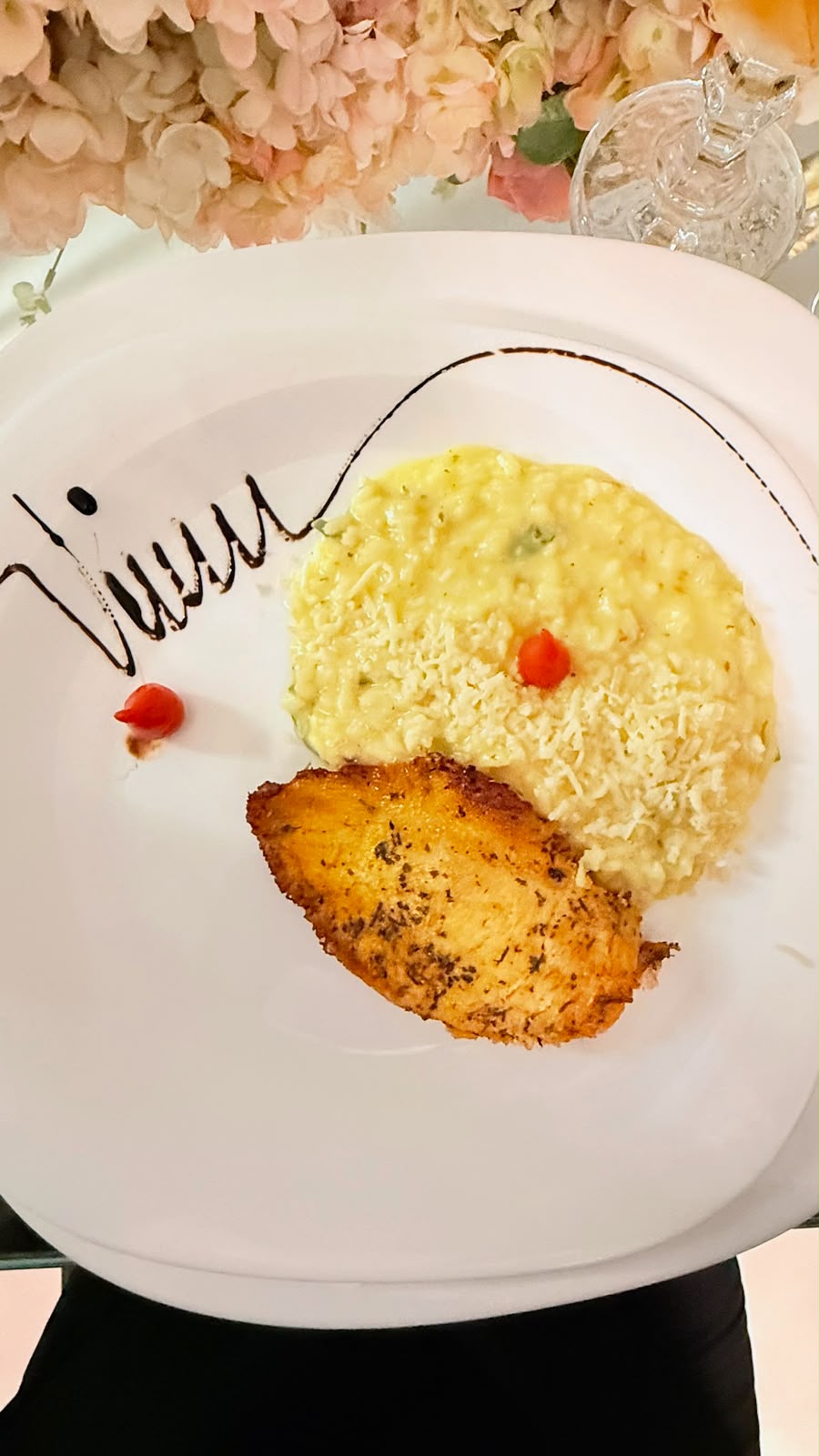 Escondidinho de carne gratinado com queijo servido em cumbuca branca, finalizado com pimenta biquinho