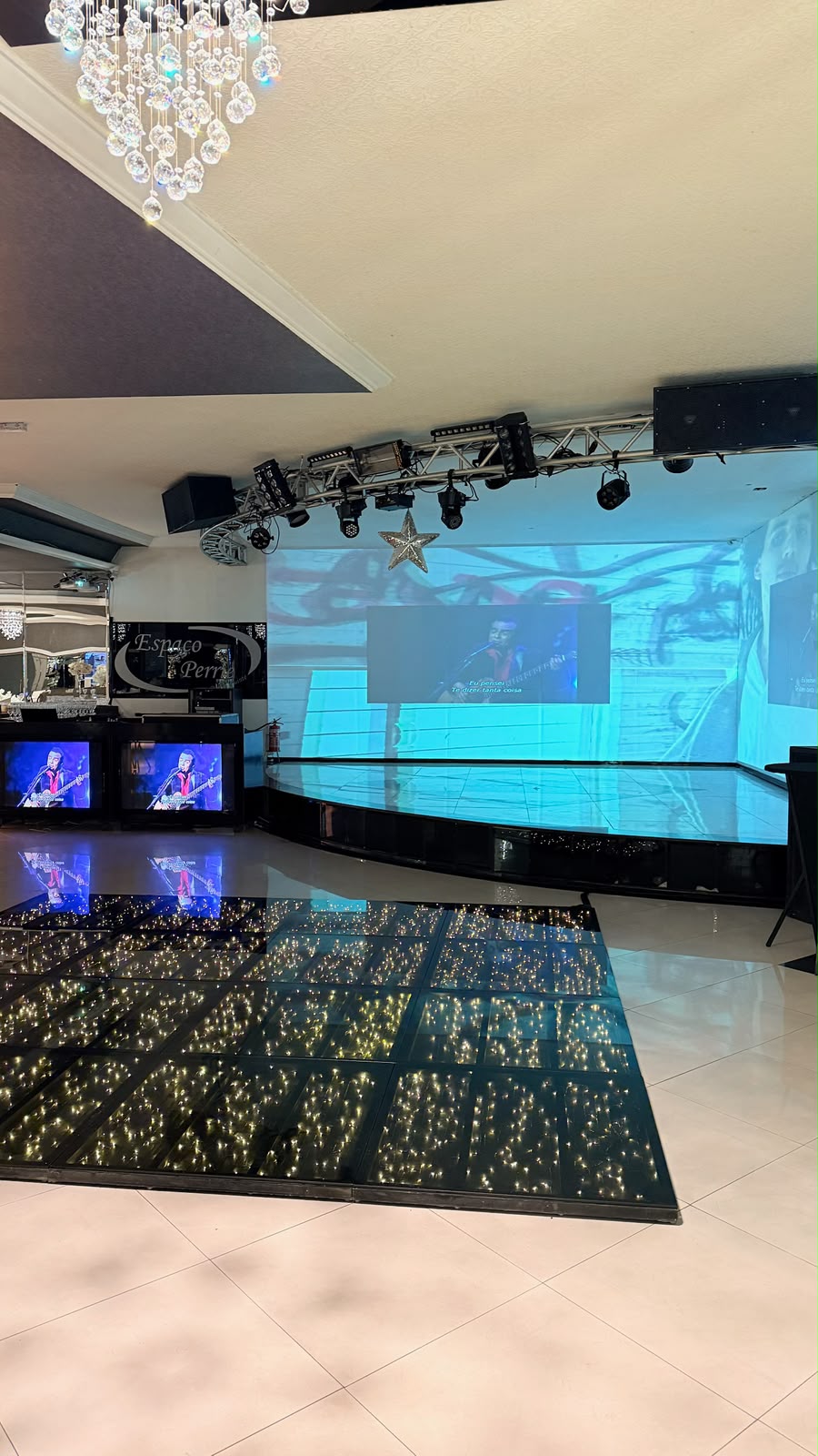 Pista de dança em LED do Salão Perrie com telão panorâmico, treliça de luzes e palco espelhado
