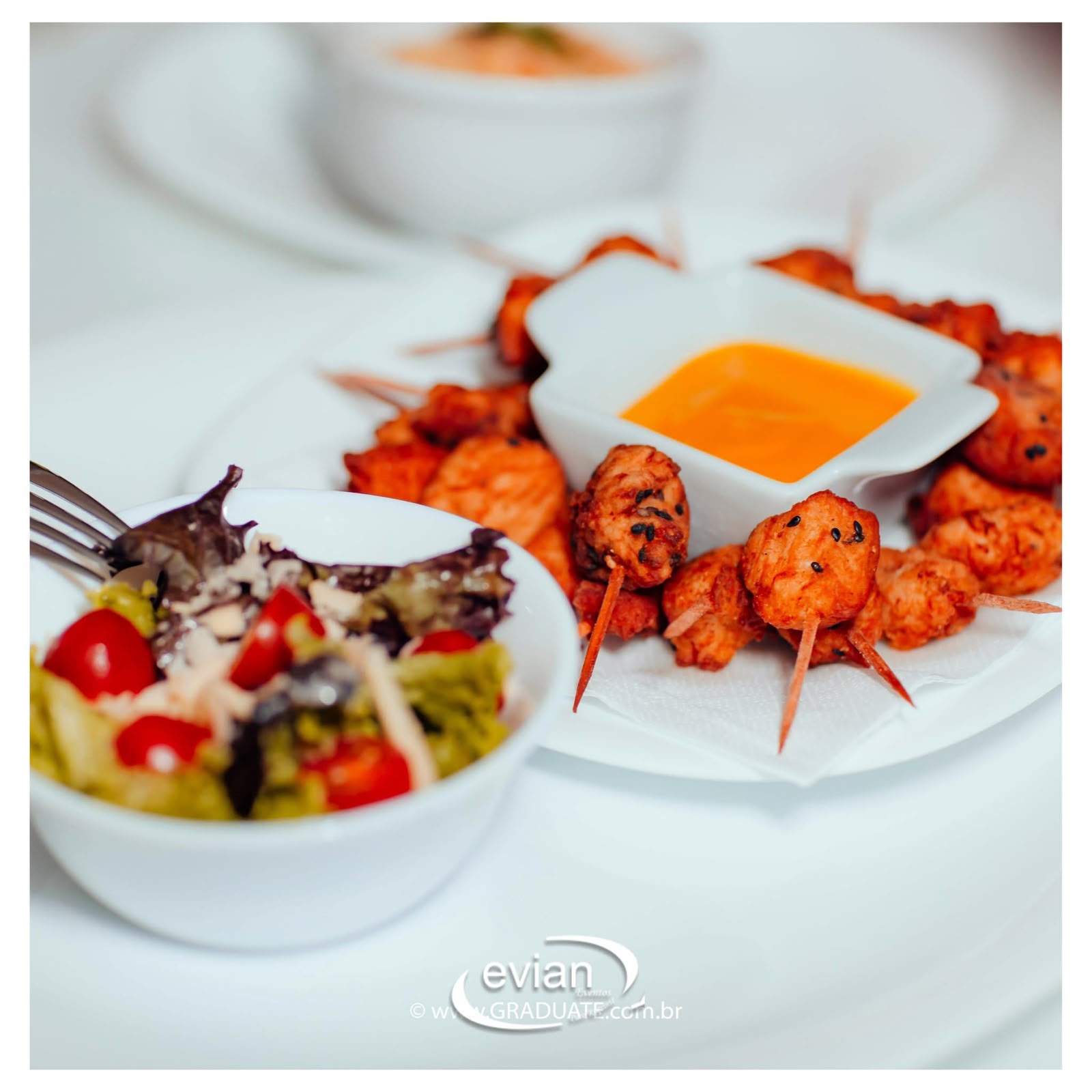 Espetinhos de frango empanado com molho de mostarda e salada individual de folhas com tomate no coquetel de recepção