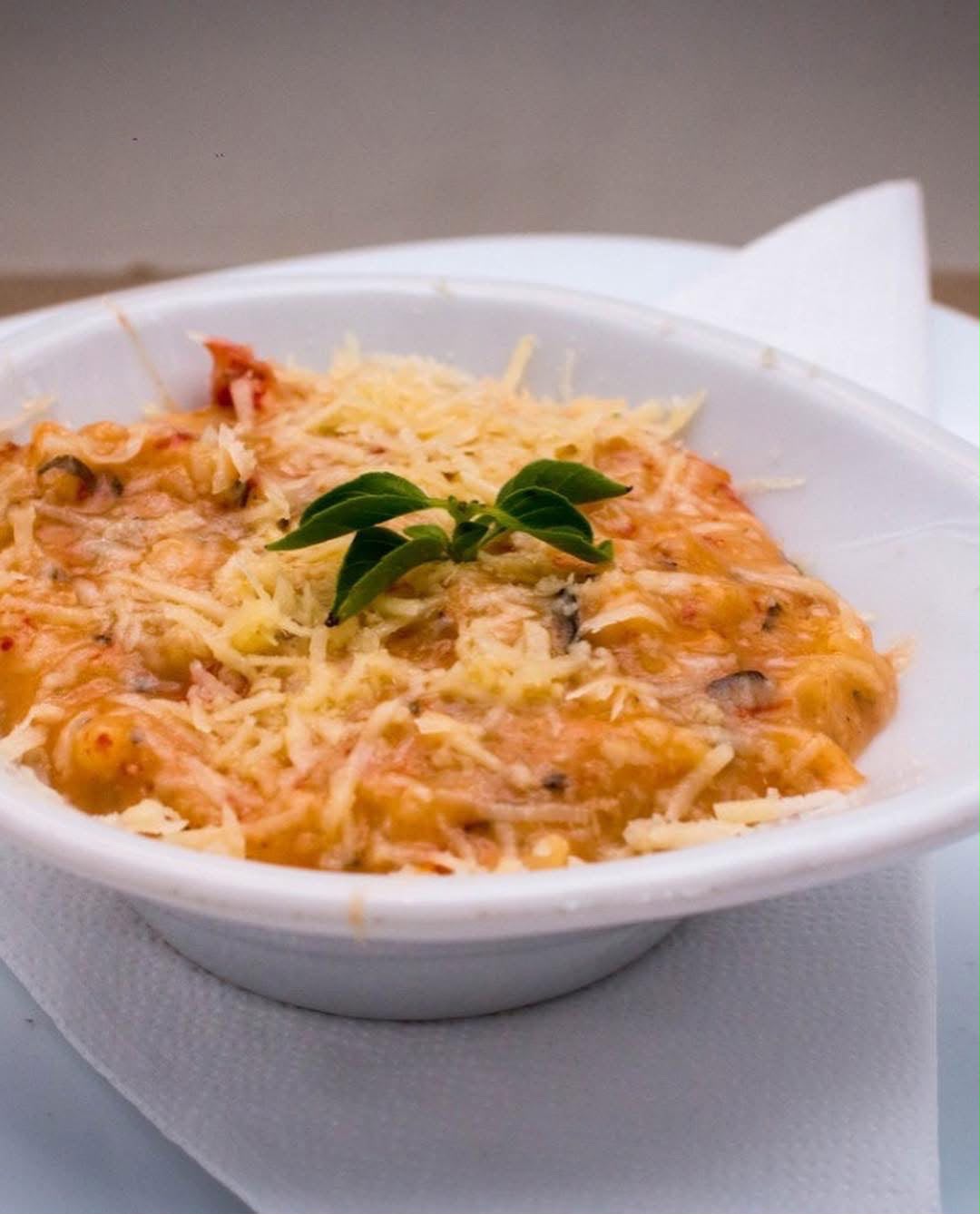 Empratado à francesa com filé grelhado e risoto de queijo finalizado com redução artística no prato