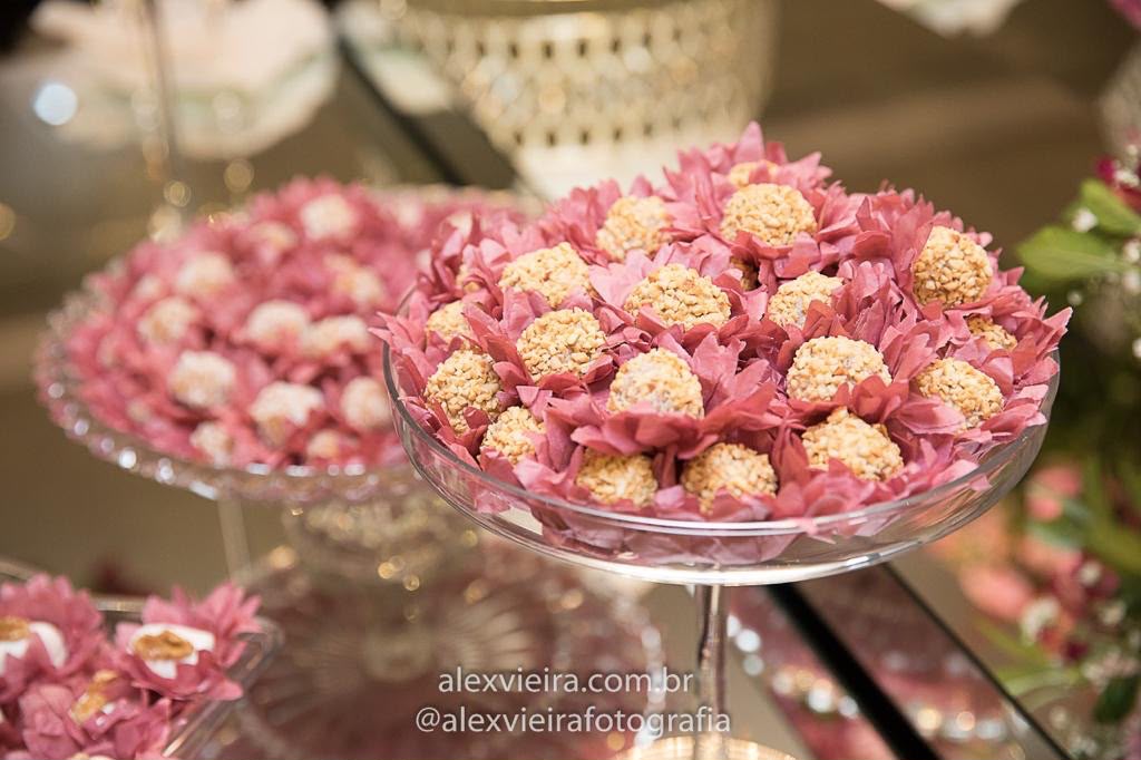 Bandejas de cristal com brigadeiros de castanha em forminhas rosé na mesa de doces finos