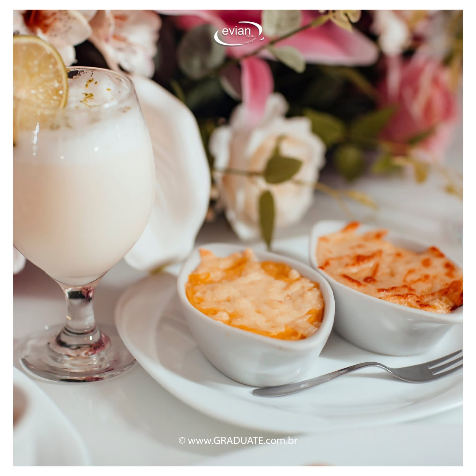 Cumbucas individuais de gratinado de queijo servidas com drinque cremoso de limão e arranjo de lírios ao fundo
