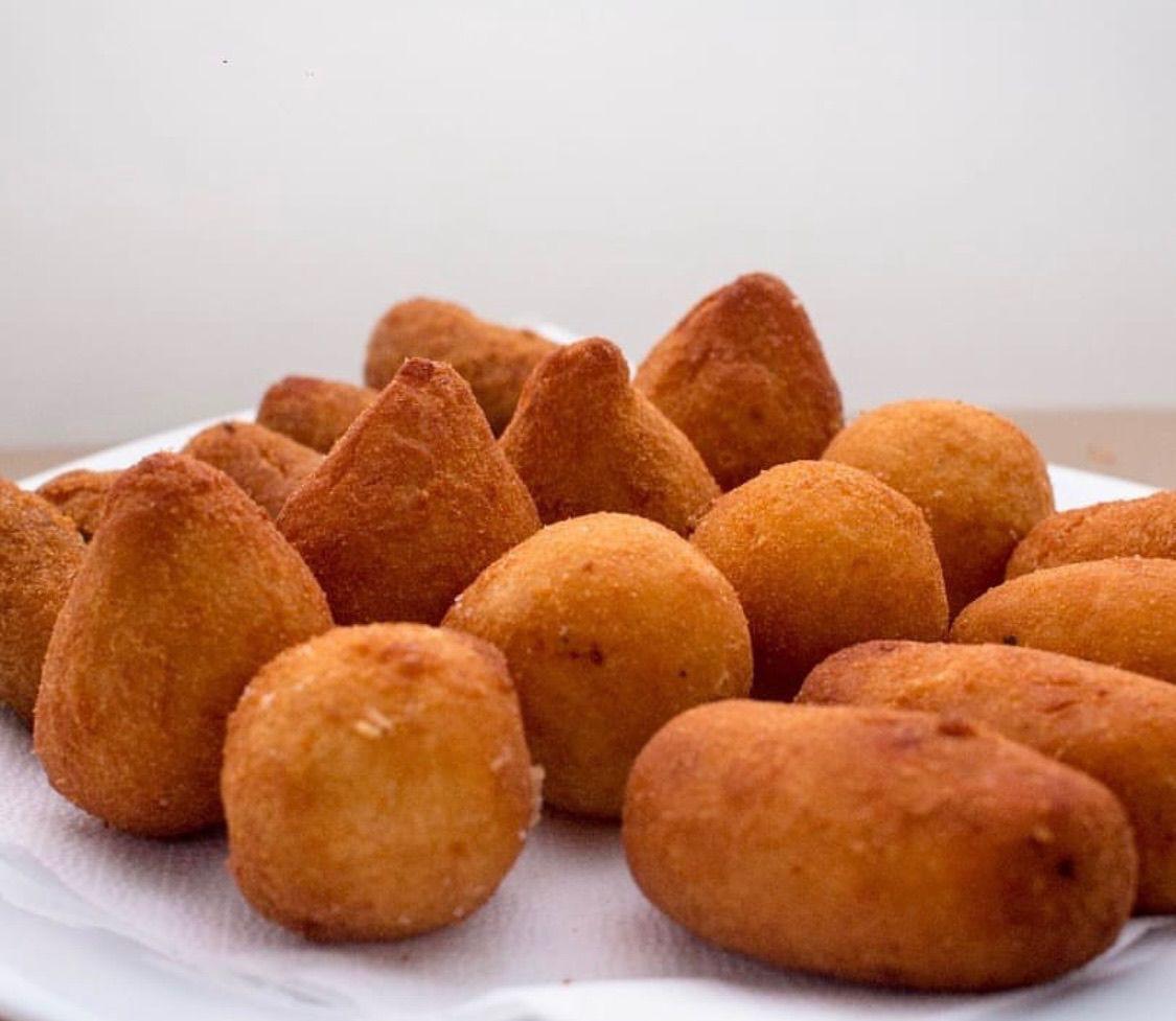 Salgadinhos fritos da casa — coxinhas, bolinhas de queijo e croquetes — servidos quentes no coquetel
