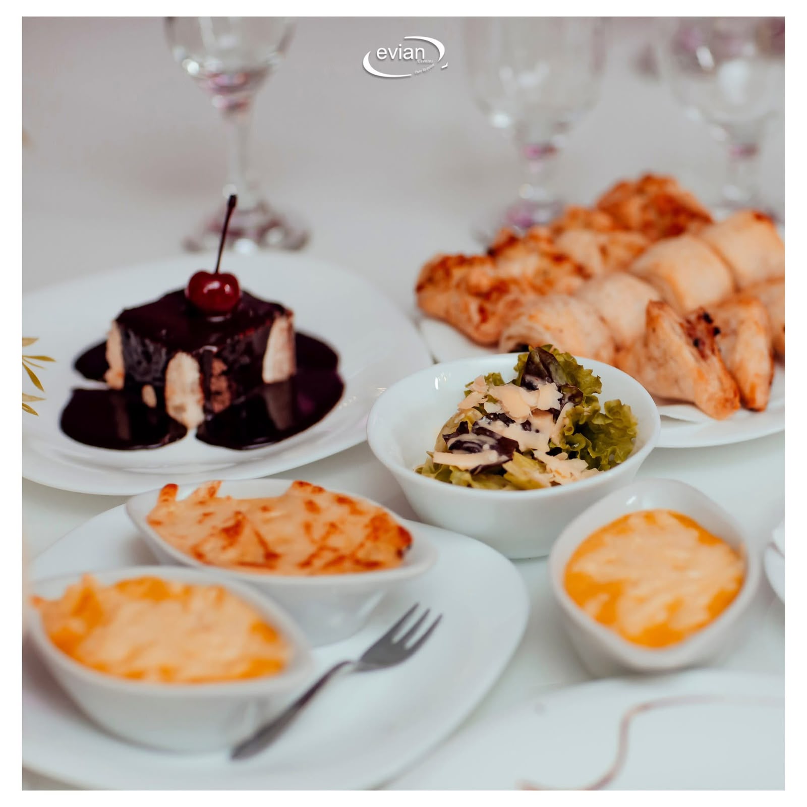 Mesa completa Evian com sobremesa de chocolate, salada individual, gratinados, purês e pães quentes