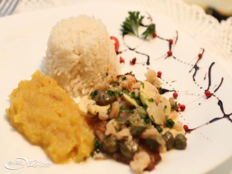 Prato principal com arroz, purê rústico e ragu de frutos do mar finalizado com pimenta rosa e redução balsâmica