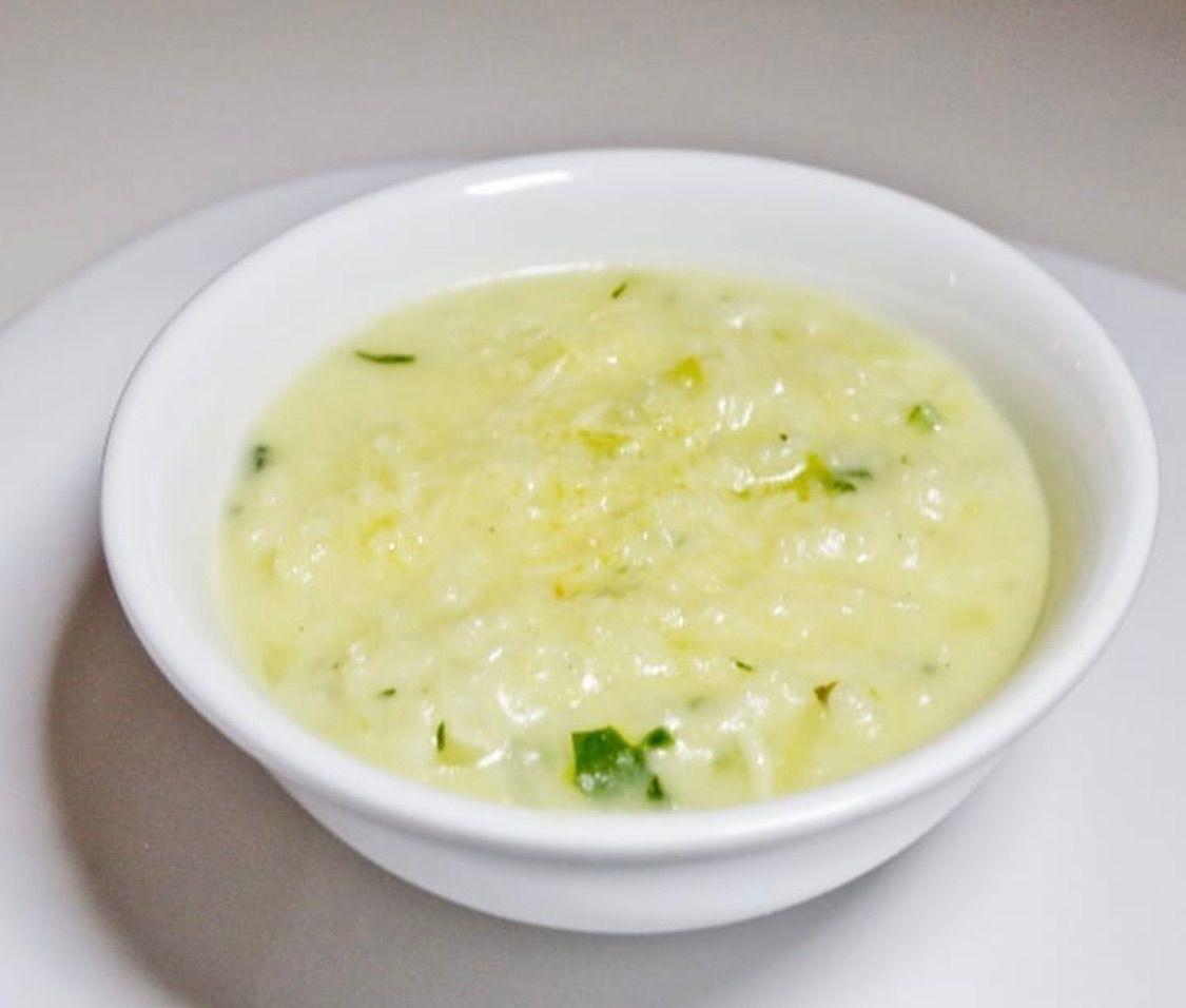 Risoto cremoso de queijo finalizado com ervas frescas servido em cumbuca individual